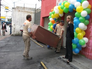 Entrega dos móveis do Sr. Newton ao Bazar Beneficente