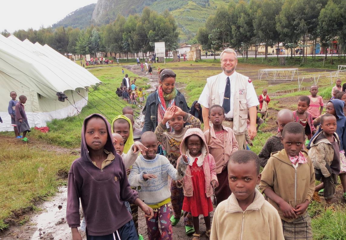 O Major Robert Tuftström com moradores do acampamento transitório Nkamira.