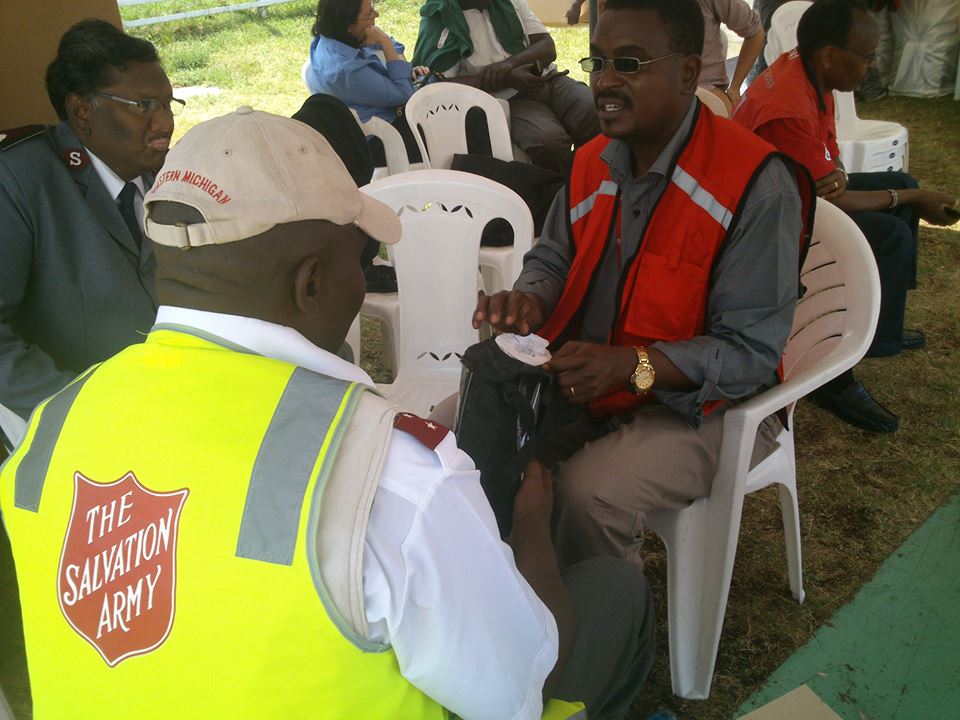 Equipe do Exército de Salvação com a Equipe da Cruz Vermelha do Quênia